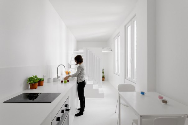 Архитектурная студия BETILLON / DORVAL‐BORY выполнила реконструкцию небольшой парижской квартиры-студии с сильной нехваткой естественного освещения.