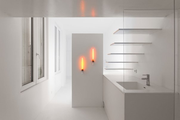 Архитектурная студия BETILLON / DORVAL‐BORY выполнила реконструкцию небольшой парижской квартиры-студии с сильной нехваткой естественного освещения.