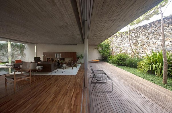Архитектор Marcio Kogan / StudioMK27 выполнил дизайн частного дома из бетона с просторным внутренним двориком в Сан-Паулу, Бразилия.