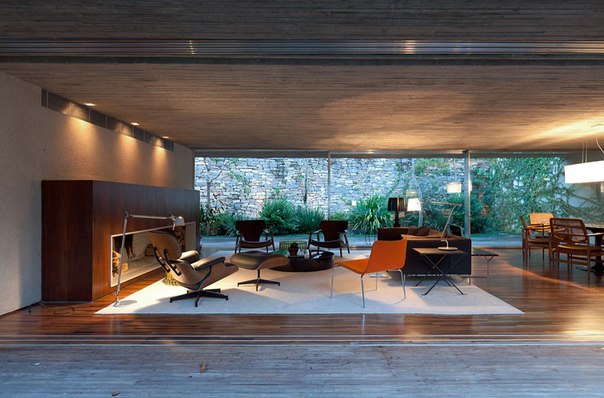 Архитектор Marcio Kogan / StudioMK27 выполнил дизайн частного дома из бетона с просторным внутренним двориком в Сан-Паулу, Бразилия.