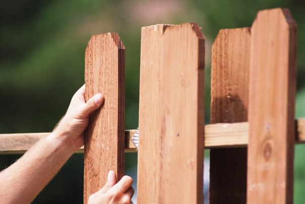 Возводим деревянный забор своими руками