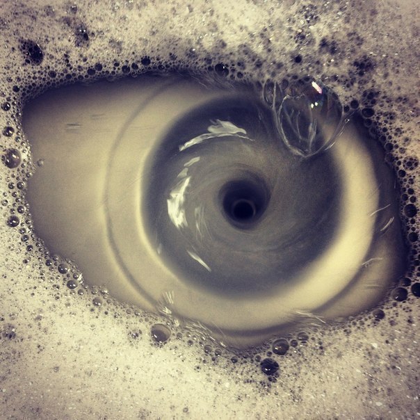 Необычная фотография, когда вода сливается из раковины и создаёт образ глаза.