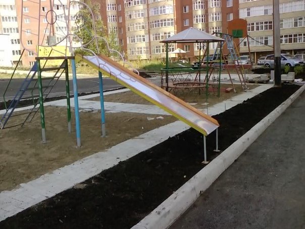 Детские площадки бывают очень суровы!)