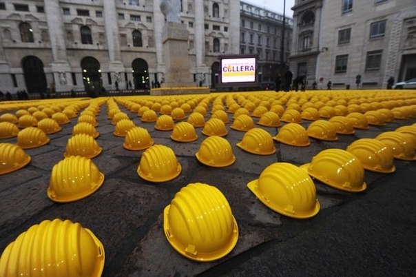 В течение последних десяти лет строительный сектор Италии находится в кризисе: только за 5 предыдущие лет почти 900 тысяч работников этой отрасли остались без работы. Они не раз устраивали акции протеста, организуя их перед Миланской фондовой биржей. Для этого даже выбран "специальный день в году" – День Гнева ("La Giornata della Collera").