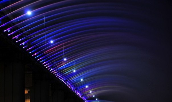 Мост Банпои и фонтан Лунная Радуга, Сеул, Южная Корея - новейшая достопримечательность Сеула, попавшая в Книгу Рекордов Гинесса как самый длинный фонтан на мосту. Фонтан находится вдоль обеих сторон моста Банпо длиной в 570 метров. Полная совокупная длина фонтана  Лунная Радуга” составляет 1140 метров. Согласно проекту, струи фонтана падают вниз подобно водопаду. Благодаря специальной системе освещения создается эффект танца воды – потрясающая игра световых лучей и струй воды. Мост Банпо двухъярусный, на нижнем уровне можно почувствовать себя внутри водопада, здесь находятся смотровые площадки лунной радуги. Проект Банпо также уникален благодаря своей экологической дружелюбности, так как забор воды происходит из реки, и вода попадает снова в реку уже очищенной (пропускается через специальную систему фильтров).