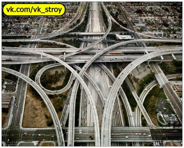 Транспортная развязка имени судьи Гарри Преджерсона в Лос-Анджелесе, США - гигантский 4-уровневый перекресток на пересечении двух межштатовых автомагистралей. Считается одной из сложнейших дорожных развязок на планете, названа «чудом инженерной мысли» за гениальное проектирование.