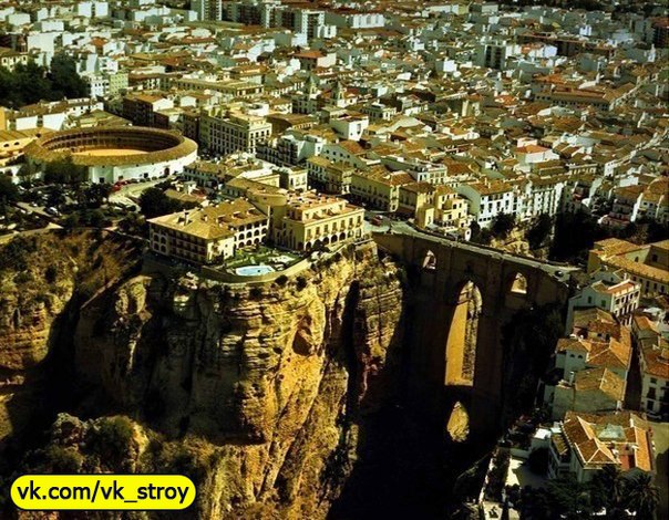 Город Ронда находится на высоте около 1000 метров и стоит по берегам ущелья 100-метровой глубины, Испания.