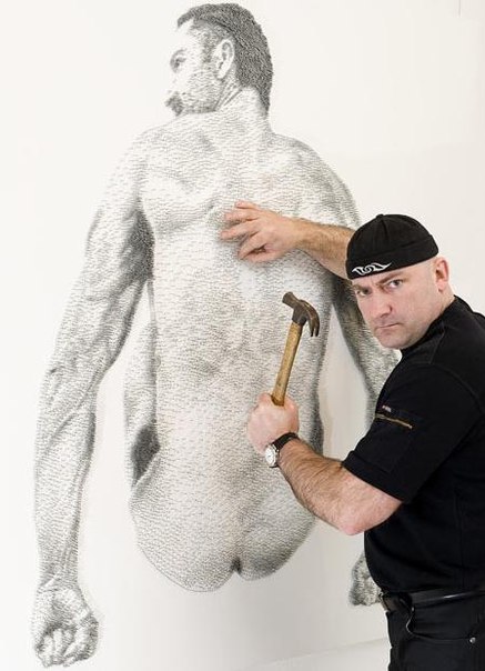 Скульптор и художника Маркус Левин создаёт картины из гвоздей