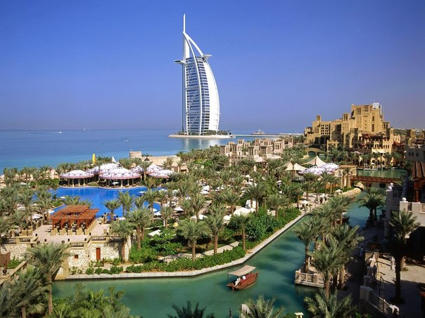 Отель Burj Al Arab, Дубай. За относительно короткий срок своего существования этот легендарный отель стал символом Дубая и одним из самых часто фотографируемых строений в мире. Словно грациозный арабский парусник, бросивший якорь в двухстах восьмидесяти метрах от знаменитого пляжа Джумейра, элегантная конструкция отеля Burj Al Arab высотой 321 метр взвивается ввысь над побережьем Дубая. Каждую ночь, освещенный прожекторами, силуэт отеля меняет свой цвет на фоне ночного горизонта. Неповторимый, роскошный и впечатляющий - это синонимы Burj Al Arab, признаного одним из самых роскошных отелей.