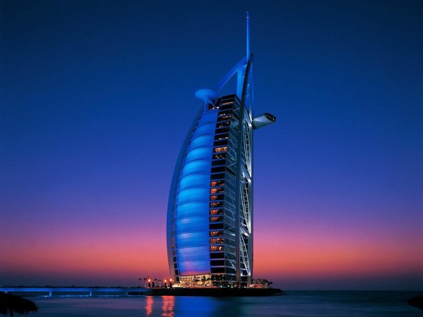 Отель Burj Al Arab, Дубай. За относительно короткий срок своего существования этот легендарный отель стал символом Дубая и одним из самых часто фотографируемых строений в мире. Словно грациозный арабский парусник, бросивший якорь в двухстах восьмидесяти метрах от знаменитого пляжа Джумейра, элегантная конструкция отеля Burj Al Arab высотой 321 метр взвивается ввысь над побережьем Дубая. Каждую ночь, освещенный прожекторами, силуэт отеля меняет свой цвет на фоне ночного горизонта. Неповторимый, роскошный и впечатляющий - это синонимы Burj Al Arab, признаного одним из самых роскошных отелей.
