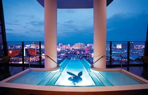 Вот такой вот бассейн в номере Хью Хефнера в отеле «Palms Casino Resort». Входит в 10 самых дорогих номеров в мире. Стоимость - 38 070$ в сутки.