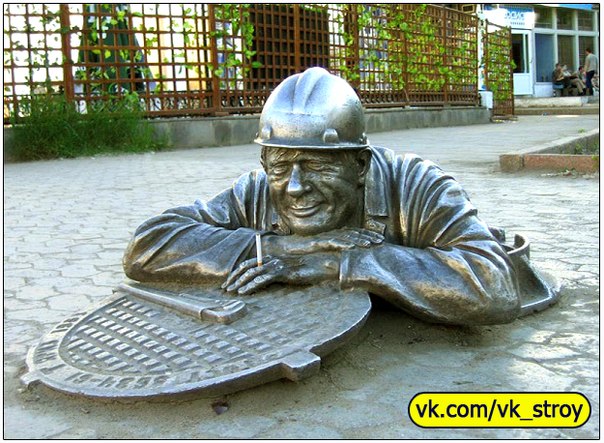 Памятник Слесарю Степанычу - сантехник, выглядывающий с разводным ключом в руке из канализационного люка на Любинском проспекте - появился в Омске на День города в 1998 г.