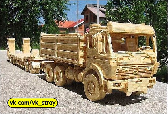 Модель грузовика сделана из спичек.