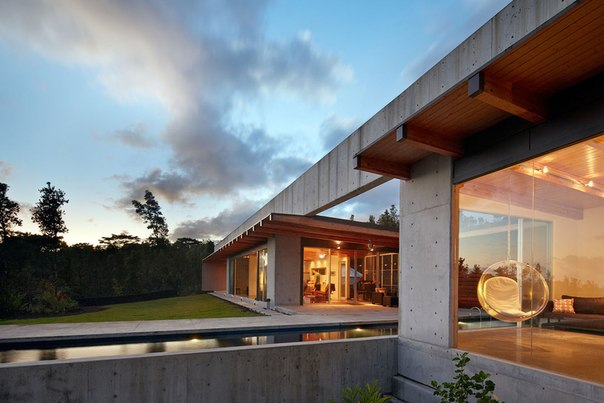 Архитектурная студия Craig Steely выполнила дизайн загородного дома Lavaflow 7 на просторном участке с видом на лес и береговую линию на Большом острове, Гавайи.