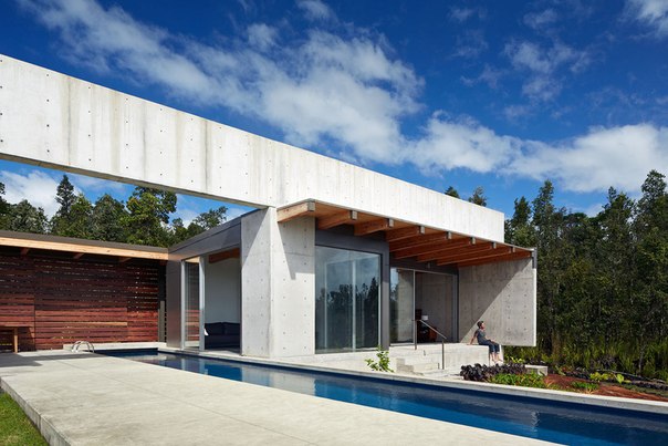 Архитектурная студия Craig Steely выполнила дизайн загородного дома Lavaflow 7 на просторном участке с видом на лес и береговую линию на Большом острове, Гавайи.