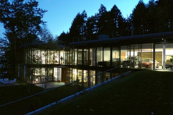 Архитектурная студия GLUCK+ выполнила дизайн загородного дома в лесу на берегу озера в северной части штата Нью-Йорк.