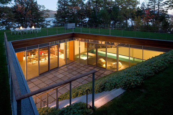 Архитектурная студия GLUCK+ выполнила дизайн загородного дома в лесу на берегу озера в северной части штата Нью-Йорк.