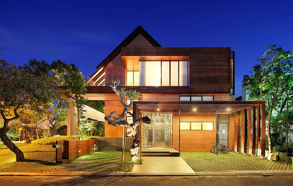 Архитектурная студия Wahana Cipta Selaras выполнила дизайн частного дома Alam Sutra в Тангеранге, Индонезия.