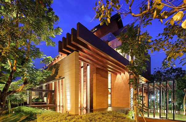 Архитектурная студия Wahana Cipta Selaras выполнила дизайн частного дома Alam Sutra в Тангеранге, Индонезия.