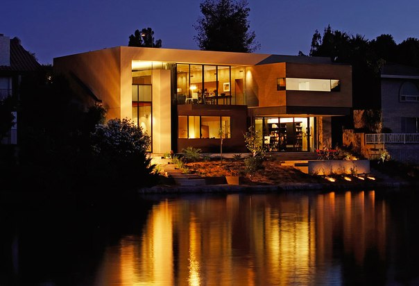 Архитектурная студия Architekton выполнила дизайн частного дома семьи из четырех человек в Темпе, штат Аризона.
