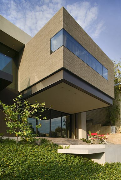Архитектурная студия Architekton выполнила дизайн частного дома семьи из четырех человек в Темпе, штат Аризона.