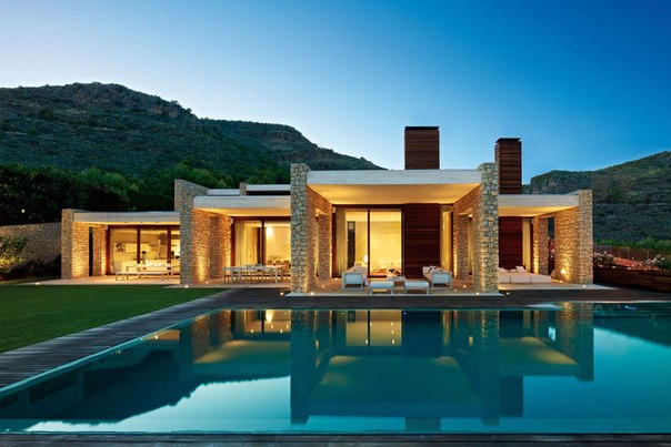 Архитектурная студия Ramon Esteve выполнила дизайн частного дома на вершине прибрежного склона в Монастериосе, Испания.