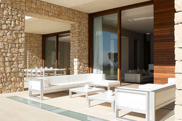 Архитектурная студия Ramon Esteve выполнила дизайн частного дома на вершине прибрежного склона в Монастериосе, Испания.