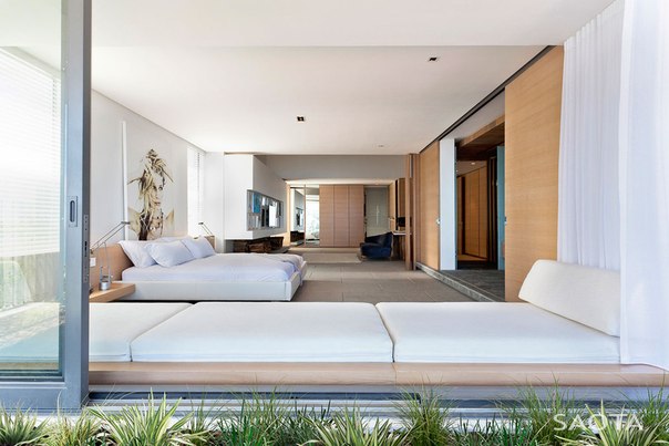Архитектурные студии Stefan Antoni Olmesdahl Truen Architects (SAOTA) и OKHA Interiors совместно выполнили дизайн частного дома De Wet 34 в заливе Бантри, Южная Африка.