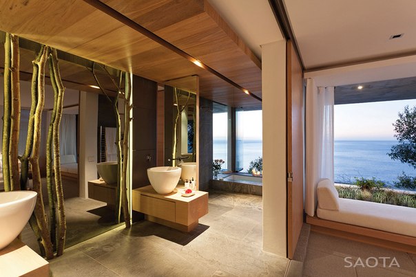 Архитектурные студии Stefan Antoni Olmesdahl Truen Architects (SAOTA) и OKHA Interiors совместно выполнили дизайн частного дома De Wet 34 в заливе Бантри, Южная Африка.