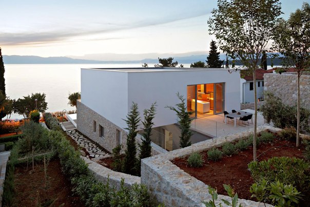 Архитектурная студия DVA Arhitekta выполнила дизайн частного дома на острове Крк, Хорватия.