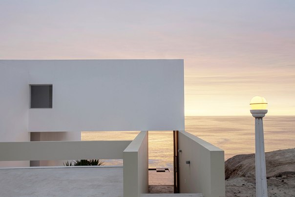 Архитектурная студия TDC выполнила дизайн частного дома с просторными террасами на скалистом прибрежном склоне в Лима, Перу.