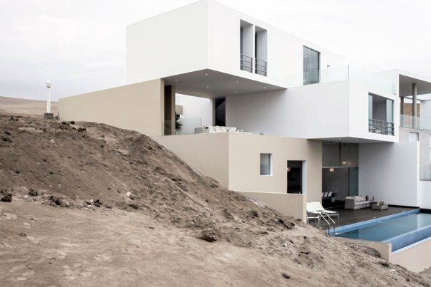 Архитектурная студия TDC выполнила дизайн частного дома с просторными террасами на скалистом прибрежном склоне в Лима, Перу.