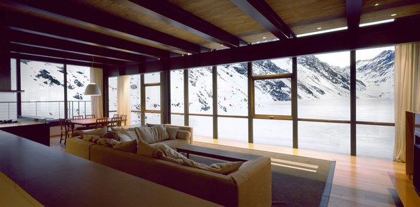 Архитекторы Nicolás del Río + Max Núñez выполнили дизайн частного дома Chalet C7 расположенного в Андах, в нескольких километрах от горы Аконкагуа на берегу залива.