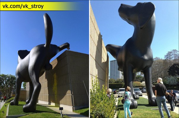Скульптура черного лабрадора, метящего территорию, 28 футов в высоту, установлена возле Художественного музея округа Ориндж (OCMA) в Ньюпорт-Бич, Калифорния. Инсталляция, известная просто как "Плохая Собака", является новой работой художника Ричарда Джексона (Richard Jackson).