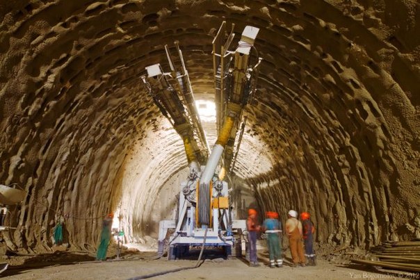 Техника на строительстве автодорожных тоннелей в Сочи.