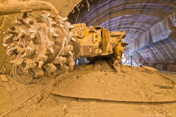 Техника на строительстве автодорожных тоннелей в Сочи.