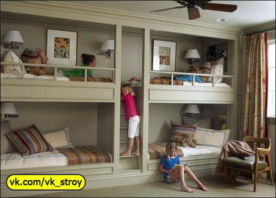 Отличный вариант размещения четырёх детских спальных мест в одной комнате.