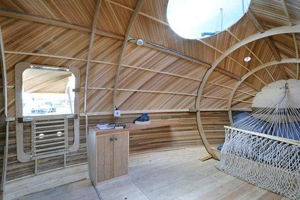 Плавучий дом яйцеобразной формы, созданный дизайнерами и архитекторами из PAD studio, SPUD Group и художником Стивеном Тернером (Stephen Turner). 