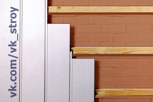 Варианты крепления панелей ПВХ к кирпичной деревянной стенам