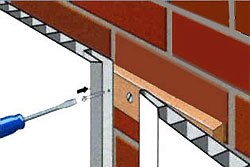 Варианты крепления панелей ПВХ к кирпичной деревянной стенам