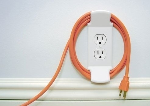 Чтобы провода не путались и не клублись под ногами дизайнеры придумли вот такую розетку Energy saving.