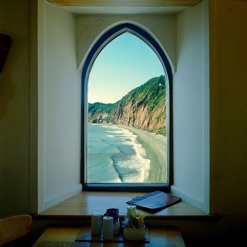 Вид на океан из окна, Сидмут, графство Девон, Великобритания