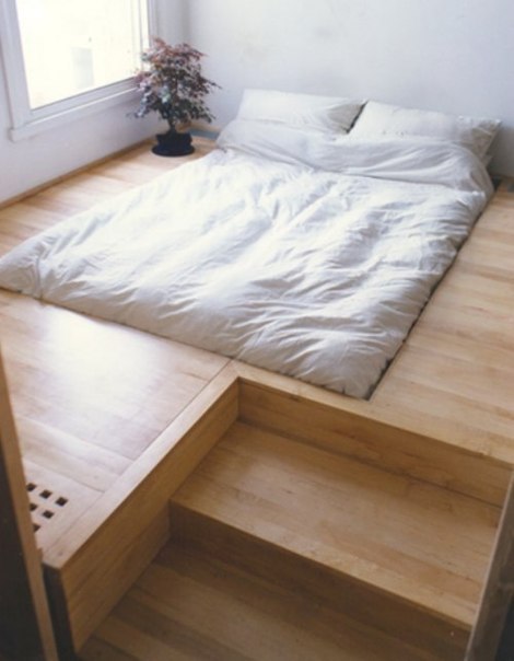 Кровать на полу