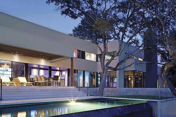 Specht Harpman выполнил дизайн частного дома West Lake Hills посреди пышных дубовых деревьев в Остине, штат Техас, США.