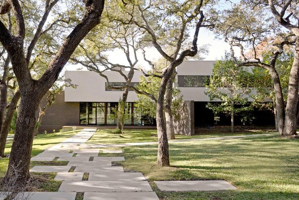 Specht Harpman выполнил дизайн частного дома West Lake Hills посреди пышных дубовых деревьев в Остине, штат Техас, США.