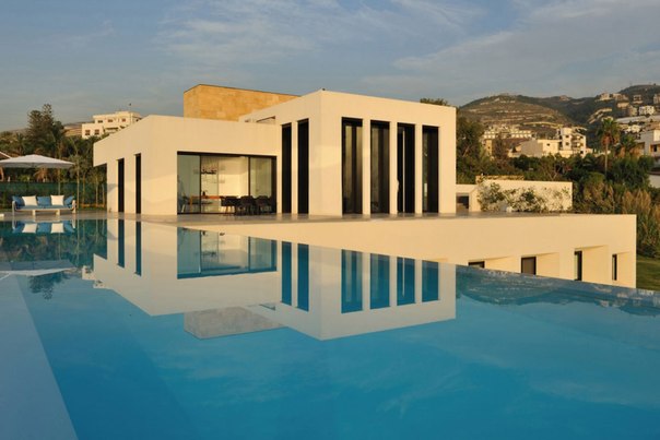 Архитектурная студия Raëd Abillama Architects выполнила дизайн летнего пляжного дома Fidar для семьи из пяти человек и трёх гостей на пляже в Ливане.