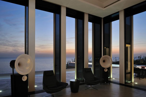 Архитектурная студия Raëd Abillama Architects выполнила дизайн летнего пляжного дома Fidar для семьи из пяти человек и трёх гостей на пляже в Ливане.