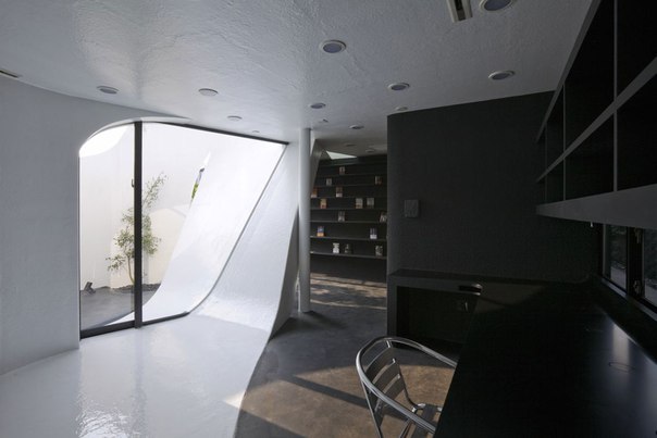 Архитектурная студия N Maeda Atelier выполнила дизайн частного дома Celluloid Jam в Йокогаме, Канагава, Япония.
