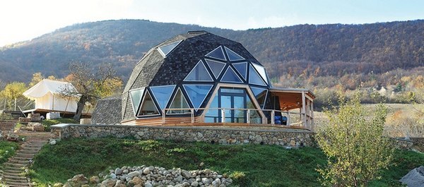В горах Крыма построили экологичный дом-сферу