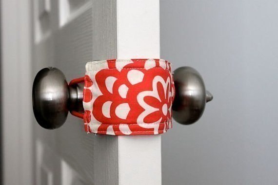 Простое решение для шумных дверей. Текстильная накладка для плотного и бесшумного закрывания двери.